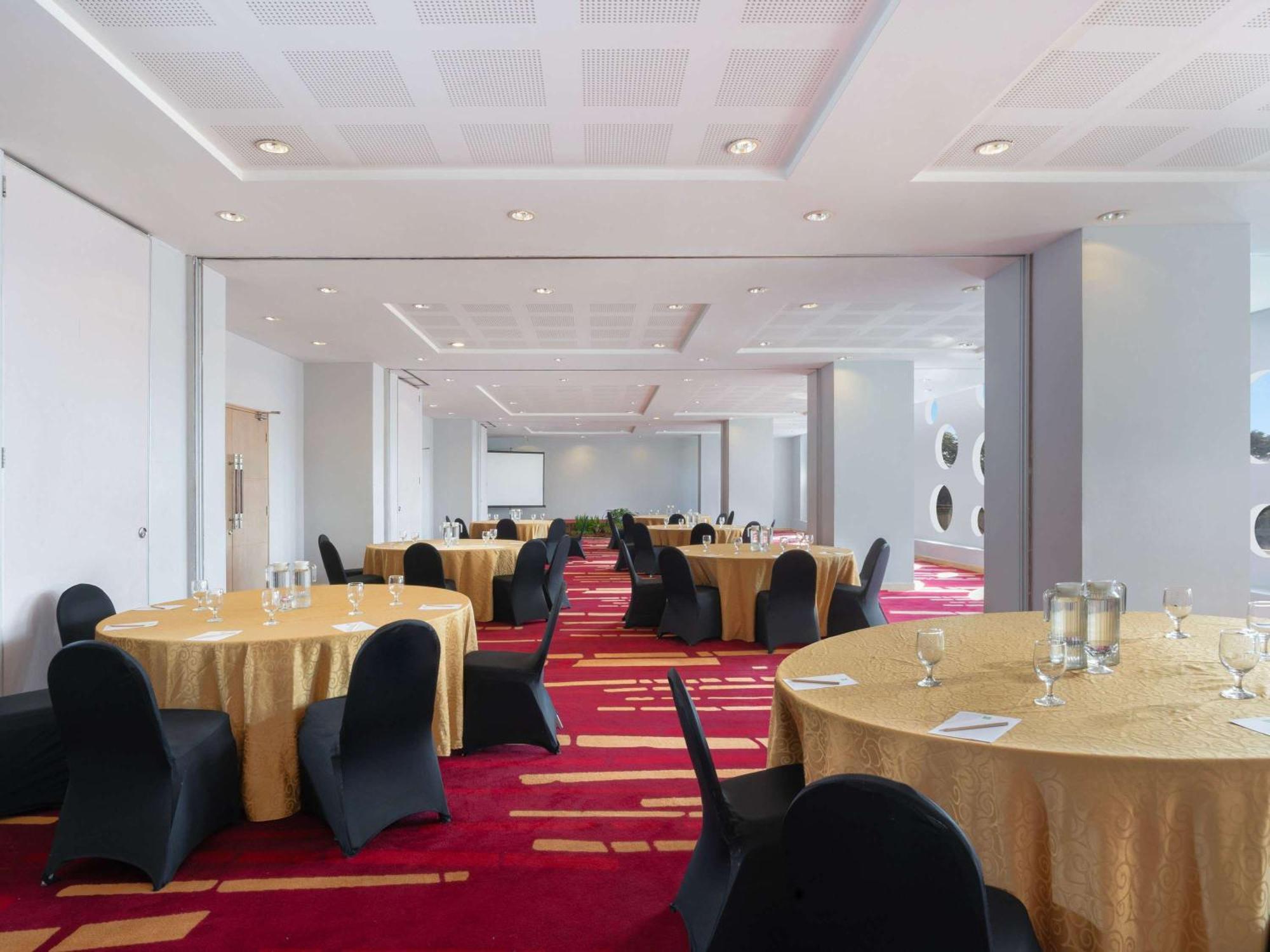 Hotel Ibis Styles Malang Esterno foto