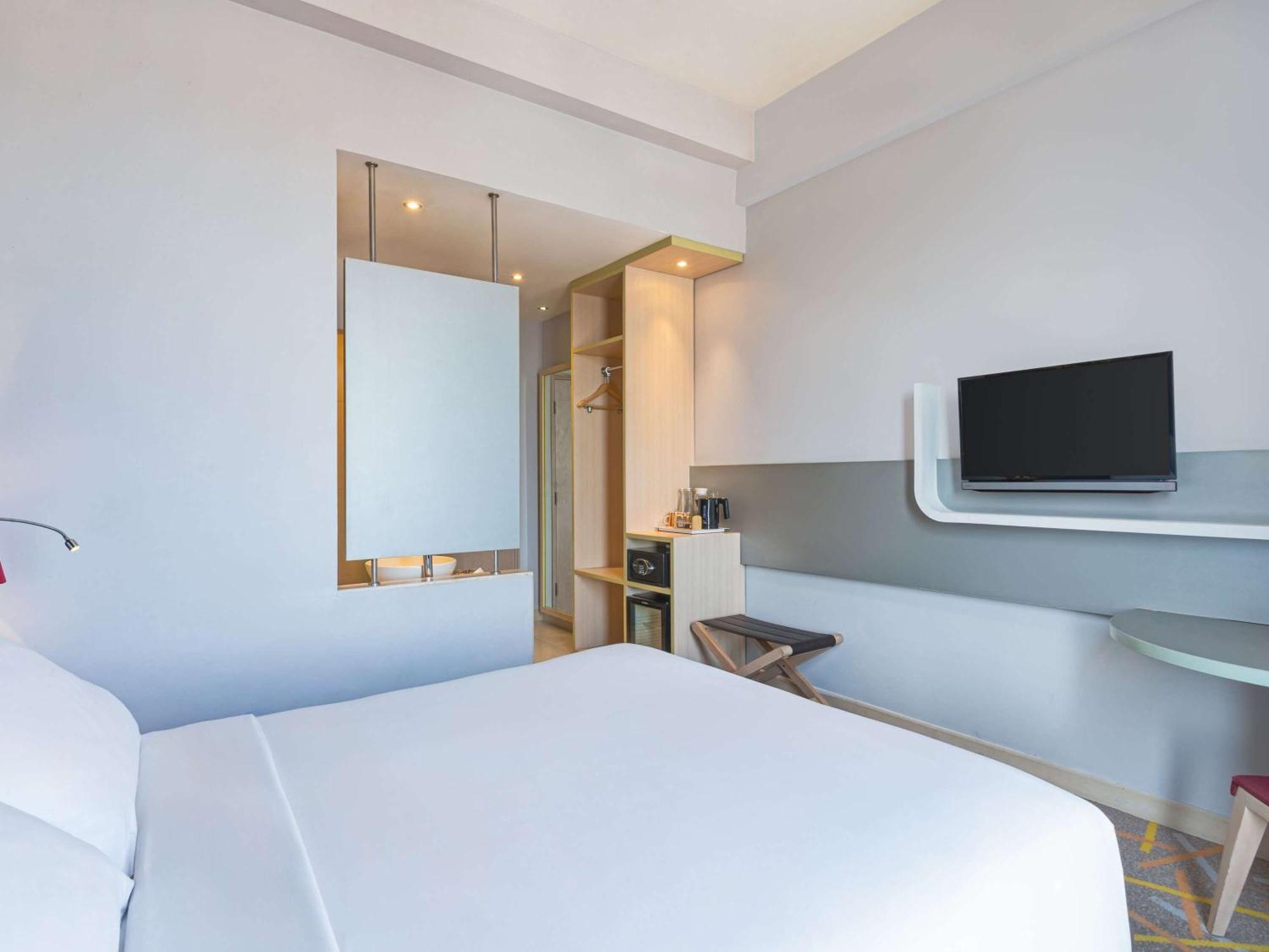 Hotel Ibis Styles Malang Esterno foto